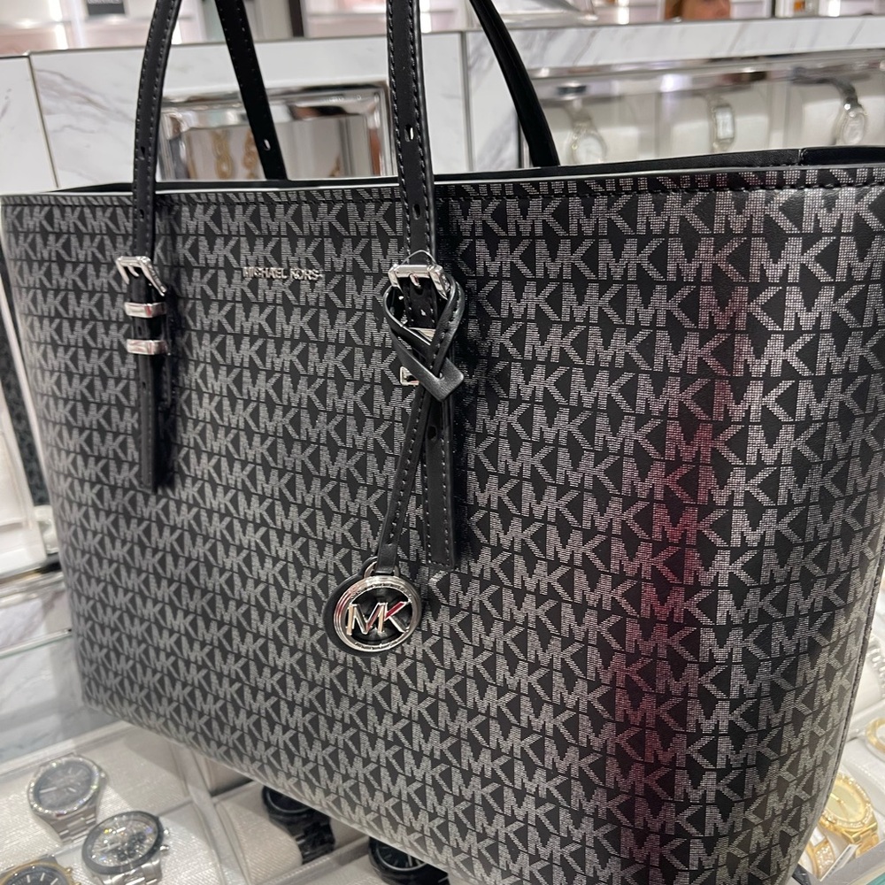 MICHAEL KORS Quinn Large EW Top Zip Metallic Signature Logo Tote Bag
Black 
NWT - Picture 5 of 16